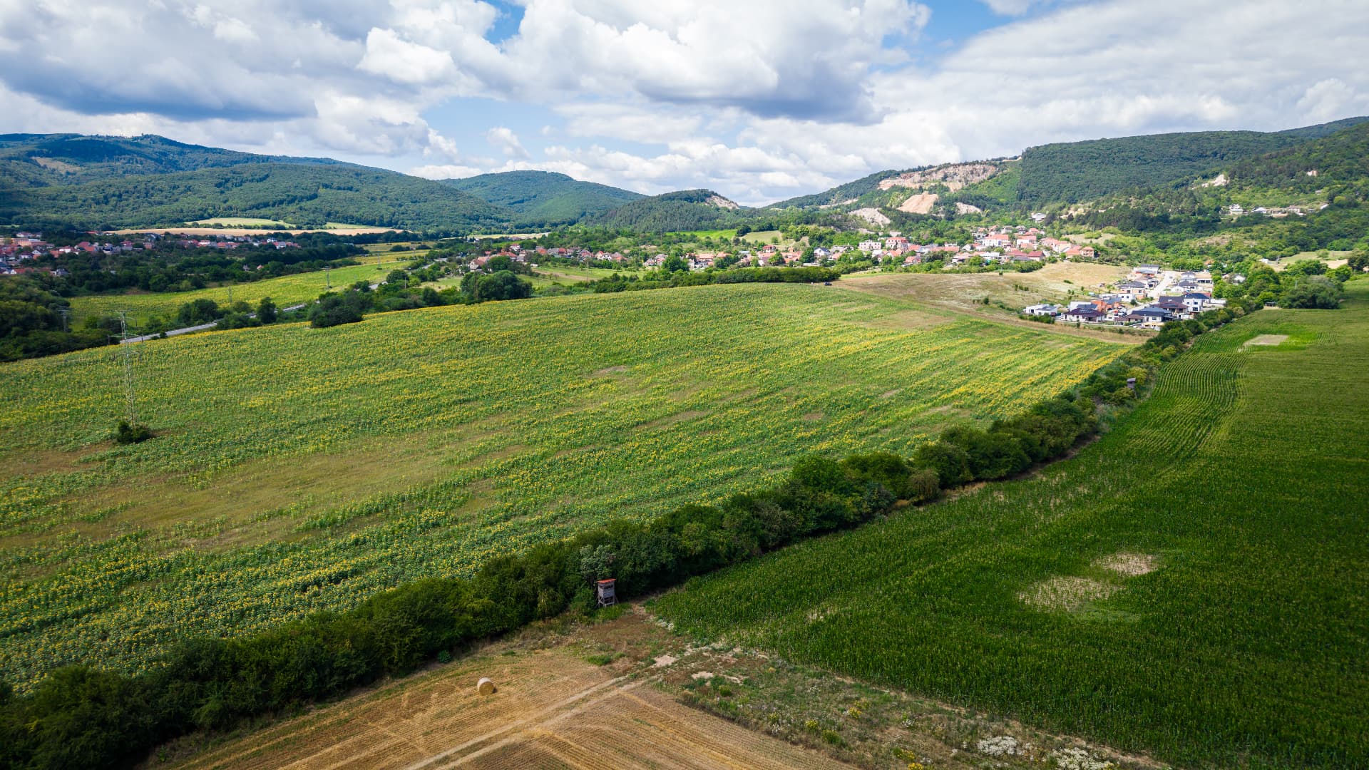 Pohľad z dronu na obec a okolité kopce