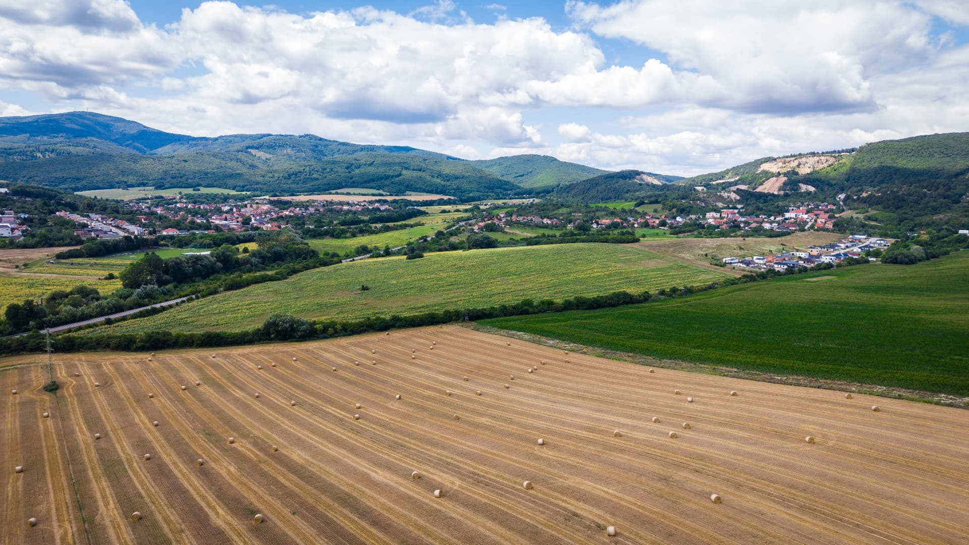 Okolité polia a obec v údolí