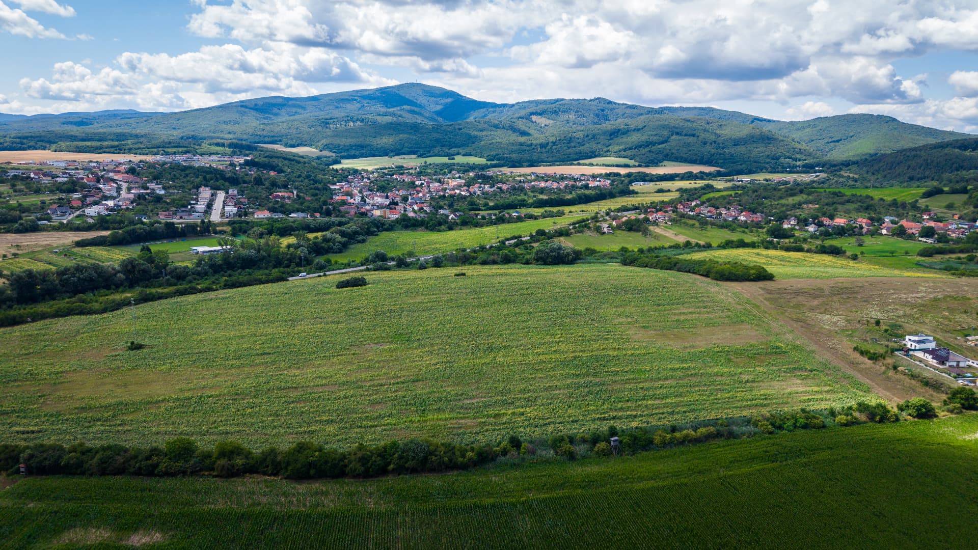 Pohľad na Trenčianske Mitice s panorámou hôr